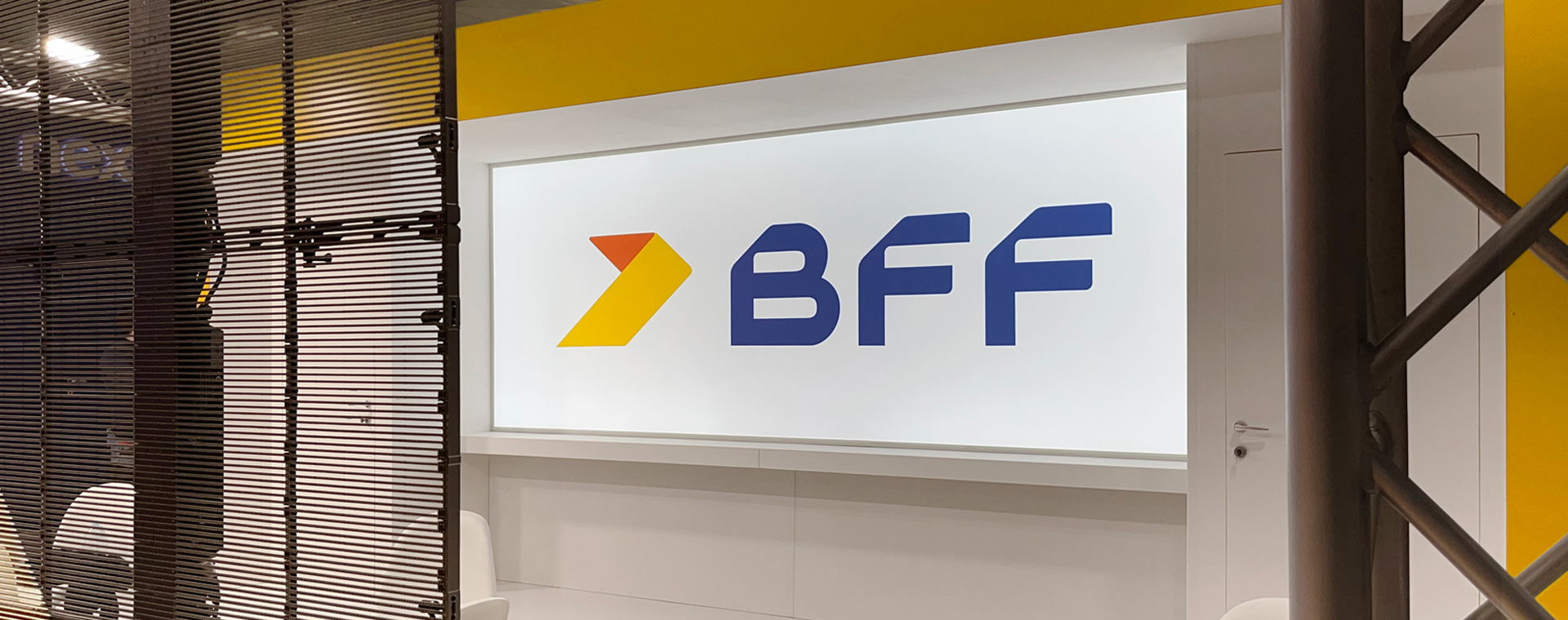 Stand BFF Bank, parete retro illuminata con il logo della Banca