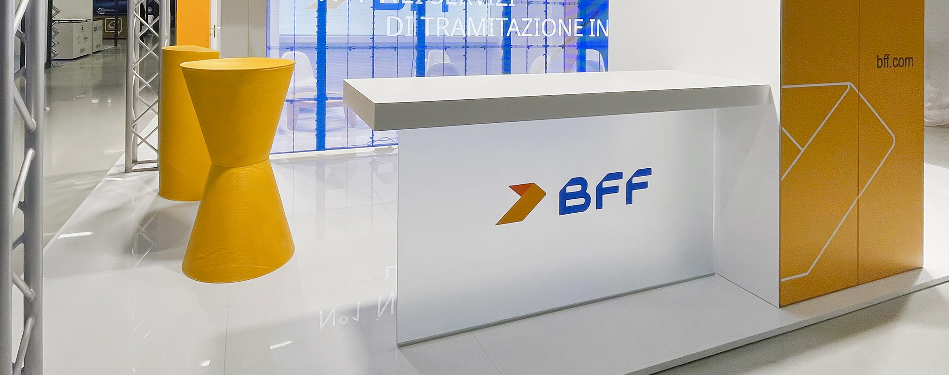Particolari di arredo dello stand di BFF Bank